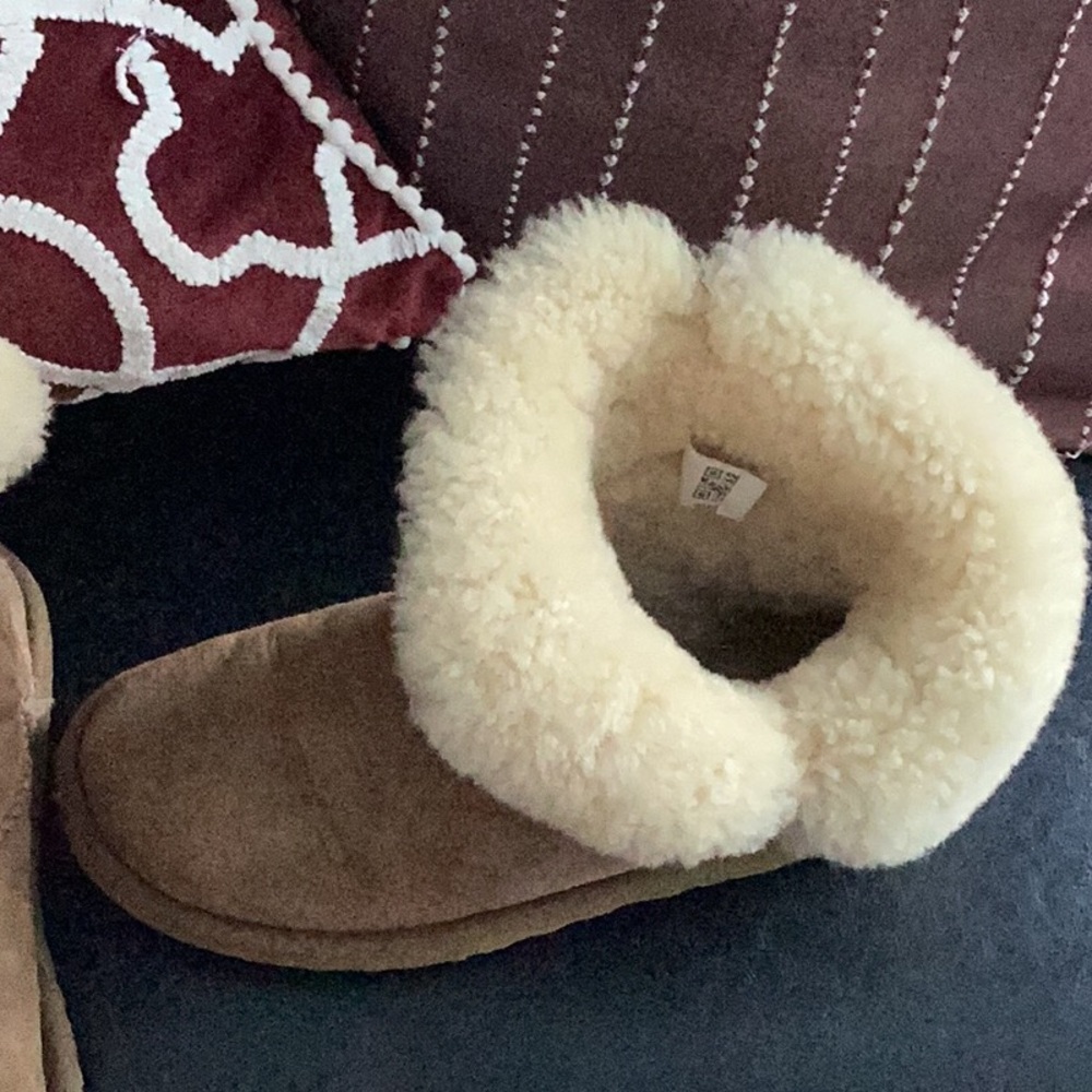 Ugg Bailey Button Size 8 - image 2